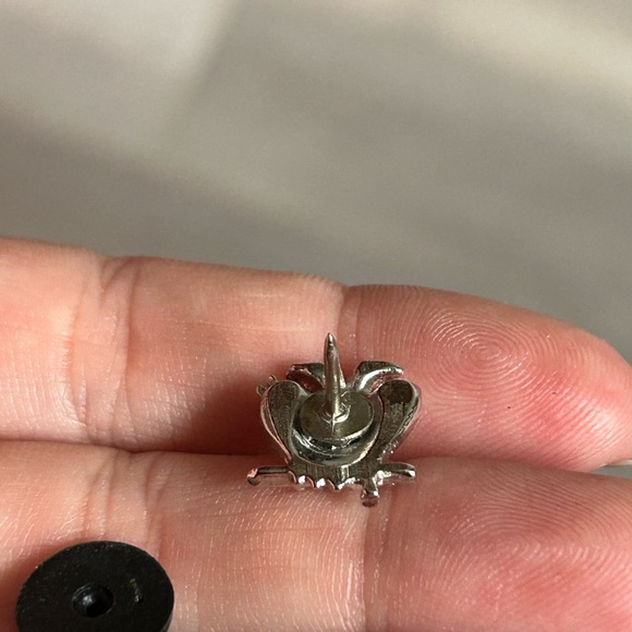 5/$25 cost of arms Elegant Silver and Gold Women's Brooch 🤓 - Picture 7 of 7